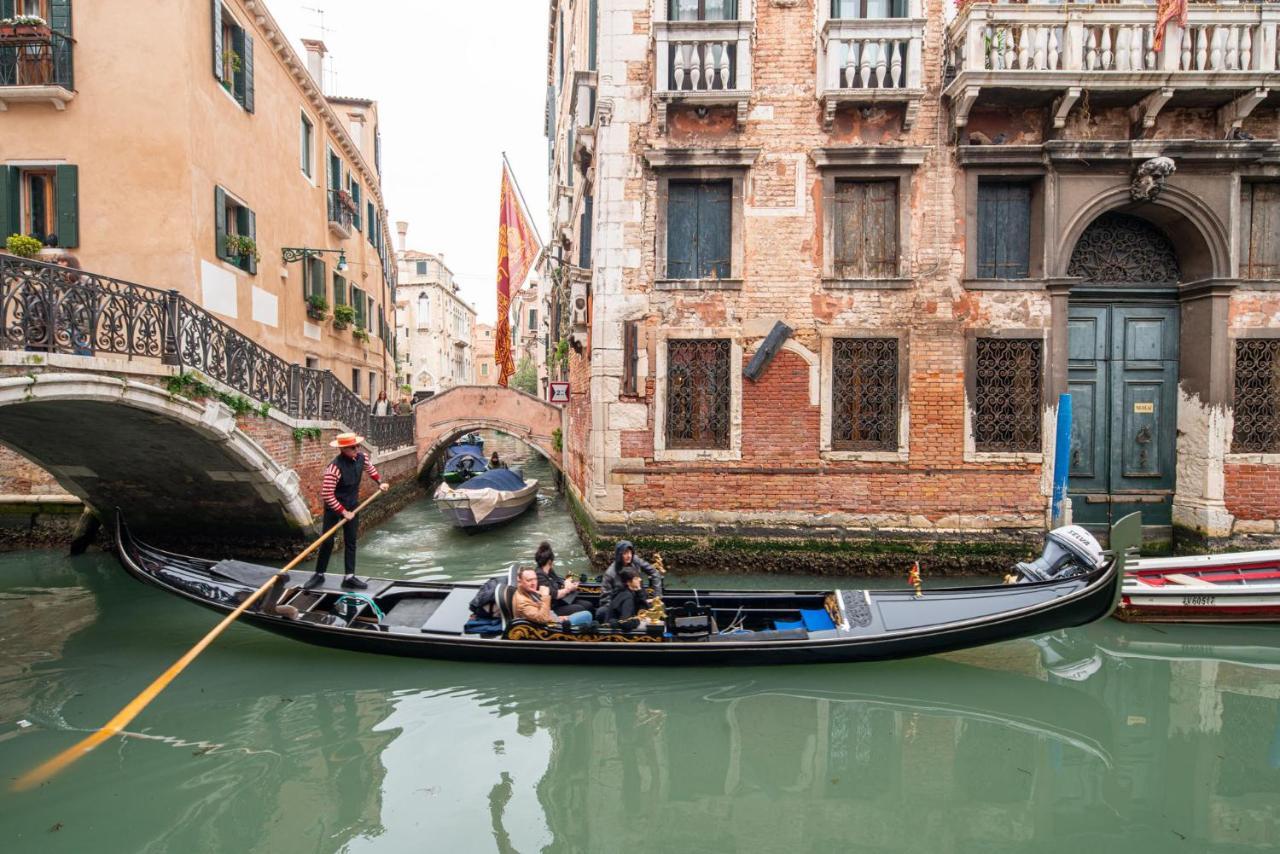 Casa Manina Sul Ponte - Your Private Canal View Venesia Bagian luar foto