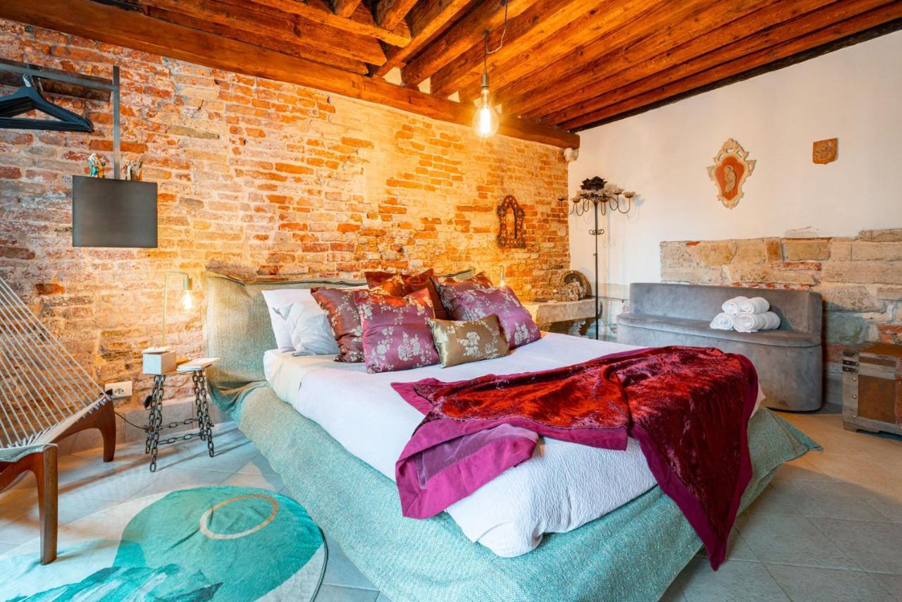 Casa Manina Sul Ponte - Your Private Canal View Venesia Bagian luar foto