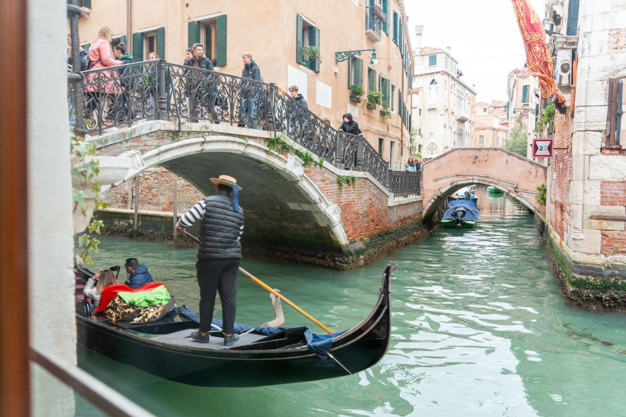 Casa Manina Sul Ponte - Your Private Canal View Venesia Bagian luar foto