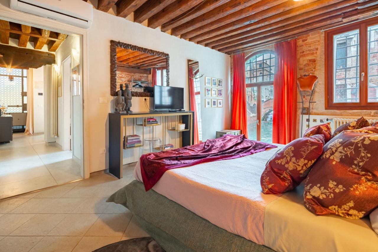 Casa Manina Sul Ponte - Your Private Canal View Venesia Bagian luar foto