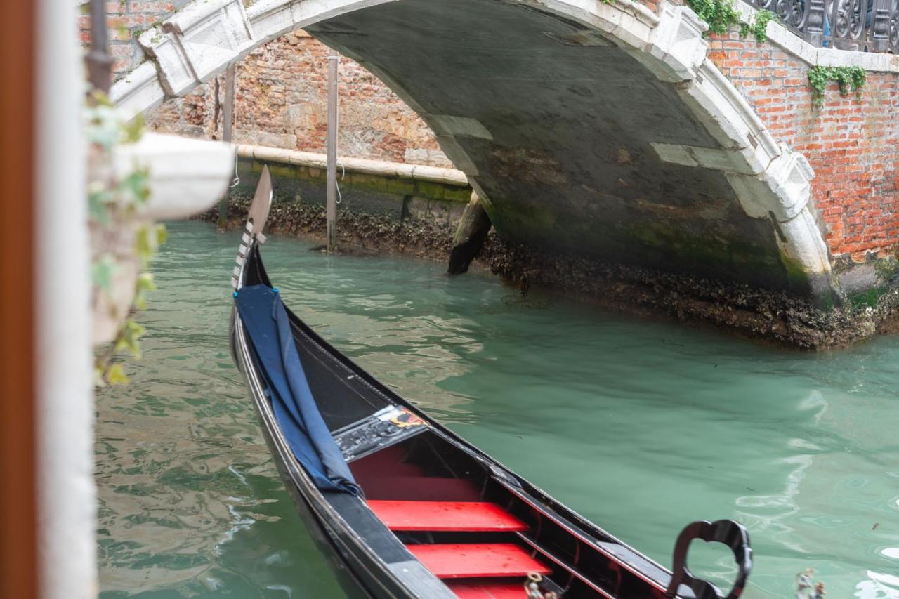 Casa Manina Sul Ponte - Your Private Canal View Venesia Bagian luar foto