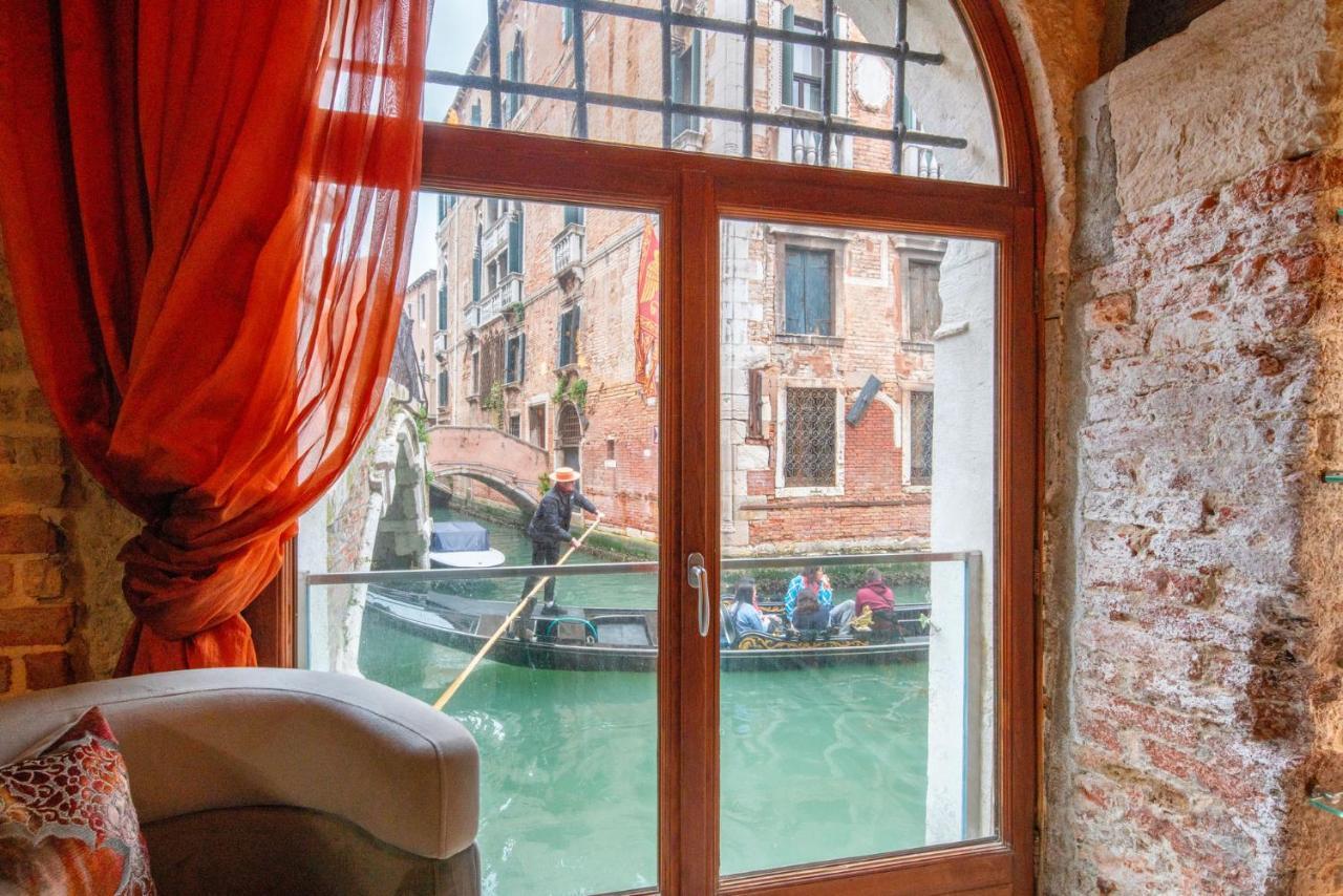 Casa Manina Sul Ponte - Your Private Canal View Venesia Bagian luar foto